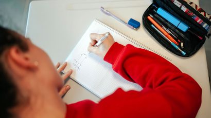 Alumna estudiando