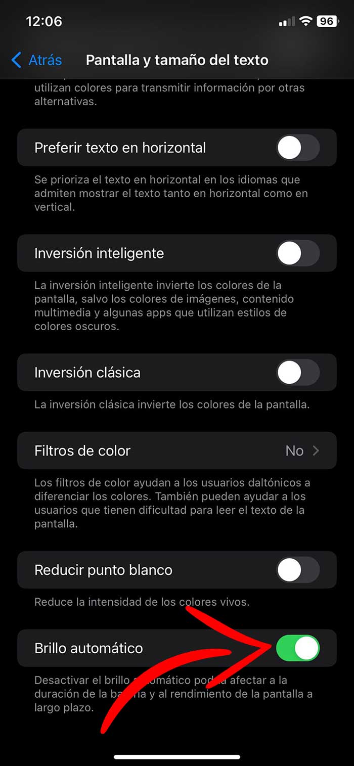Activar brillo automático en iPhone.