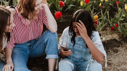 Un grupo de amigas mirando con asombro el móvil.