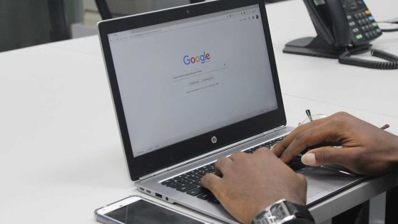 Una persona usando el buscador de Google en el ordenador.