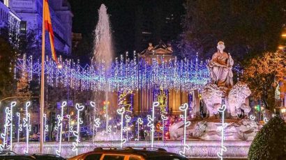 Vista de la iluminación de la Navidad en Madrid desde Cibeles a la Puerta de Alcalá.