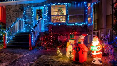 Exterior de una casa con muchos adornos navideños.