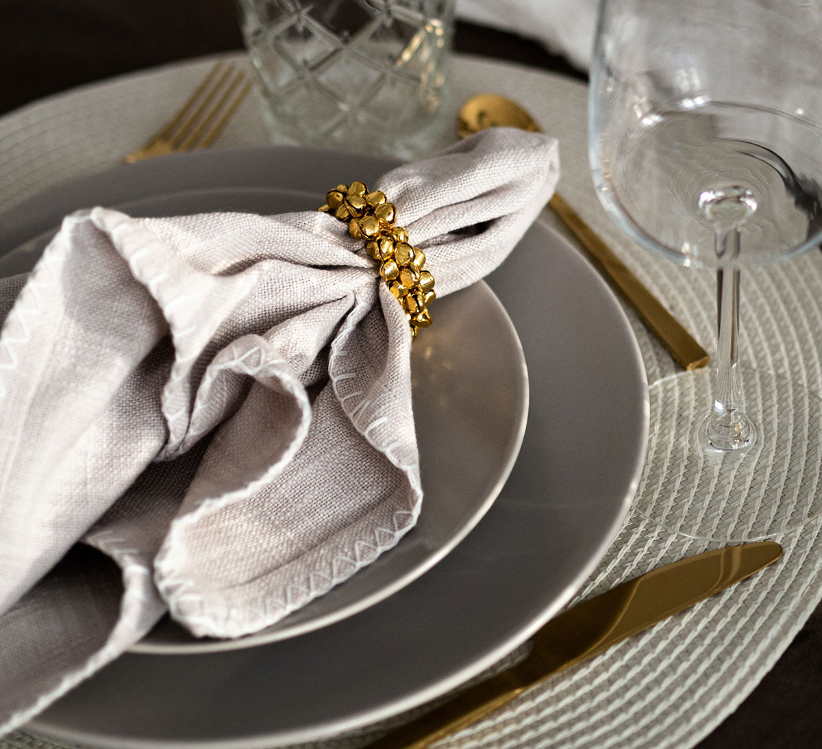 Detalles dorados de la mesa