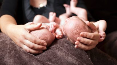 Madre con dos bebés