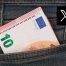 Billete de 10 euros dentro de un bolsillo junto al logo de X.