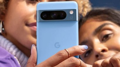 Una mujer sosteniendo el Google Pixel 8 Pro.