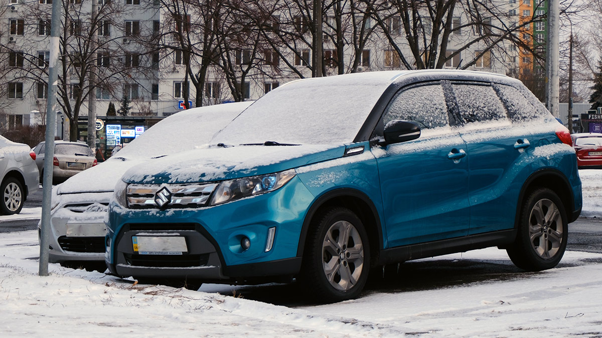 Trucos de la DGT para quitar el hielo del cristal del coche sin dañarlo