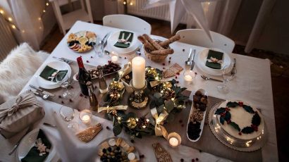 Mesa con menú navideño y adornos.