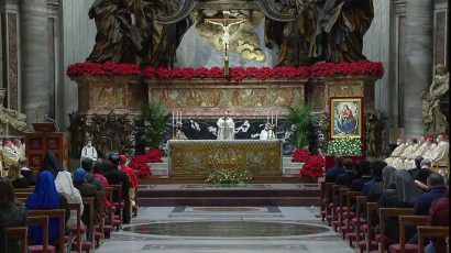 El Papa Francisco dando la Misa del Gallo 2022 en la Basílica de San Pedro.