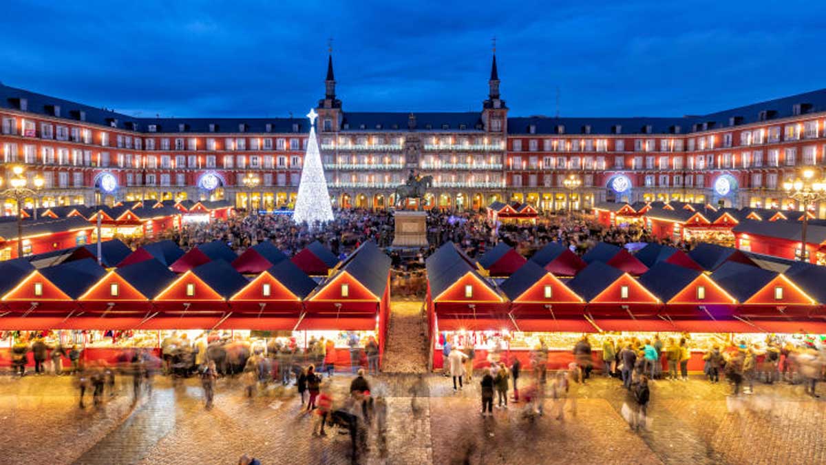 Mercadillo navideño en la Plaza Mayor de Madrid.