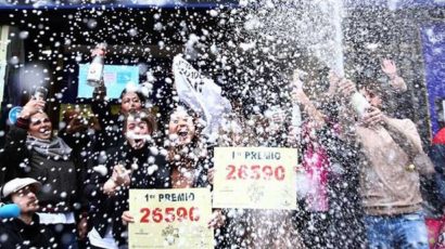 Administración de Lotería celebrando un premio.