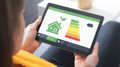 Una mujer con una tablet en la mano consultando su certificado de eficiencia energética de su casa.