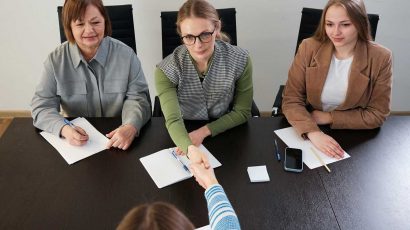 Una persona saludando a su entrevistadora de trabajo.