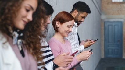 Un grupo de personas usando el teléfono móvil.