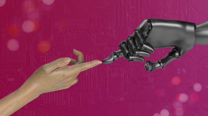 Una mano humana tocando la mano de un robot.