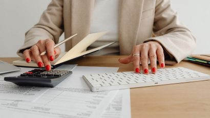 Una persona tecleando una calculadora.