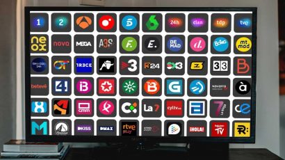Televisor con el listado de canales de la TDT en España.