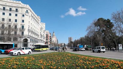 Tráfico de una calle céntrica de Madrid.