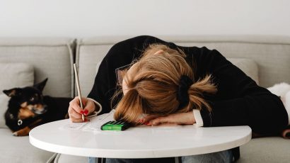 mujer haciendo cuentas