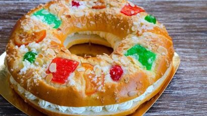 Roscón de Reyes relleno de nata y con fruta escarchada.