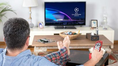 Un hombre en el sofá de su casa viendo la Champions League.