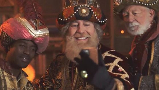 Los tres Reyes Magos realizando una videollamada con un móvil.