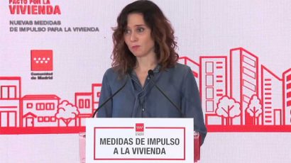 La presidenta de la Comunidad de Madrid, Isabel Díaz Ayuso, anunciando ayudas en la vivienda.