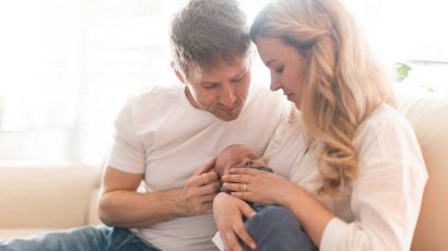 Unos padres cuidando a su bebé recién nacido.