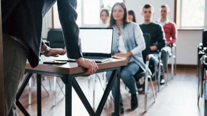 Un grupo de personas dando clases en un aula.