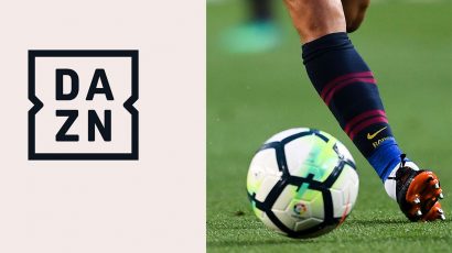 Logo de la plataforma de streaming DAZN junto a un balón de fútbol.