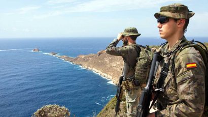 Dos soldados españoles controlando la costa.