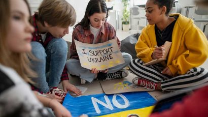 Un grupo de niños mostrando apoyo a su compañera de clase ucraniana.