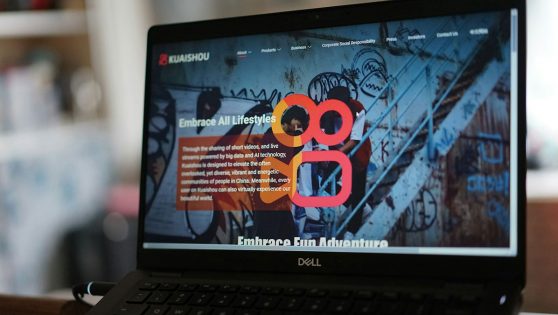 Un ordenador portátil en una página web para ver películas gratis.