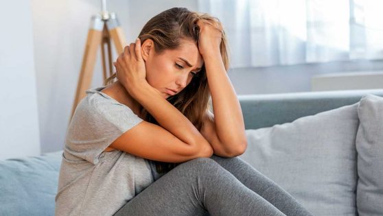 Una joven sufre los efectos de la astenia primaveral, como el cansancio y la somnolencia.