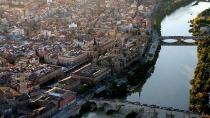Imagen panorámica de la ciudad de Zaragoza con el río Ebro y la Catedral del Pilar.