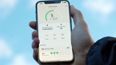Una persona con la app de B100 de Abanca y el contador de pasos.