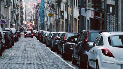 ¿Pueden multarme por aparcar muy cerca de otro coche?