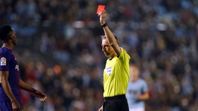 Un árbitro de LaLiga sacando una tarjeta roja a un jugador del Barça.