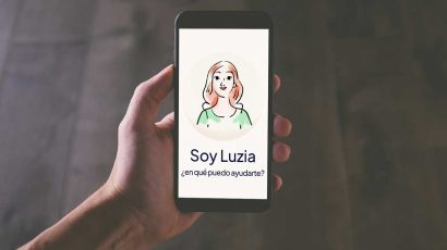 Una persona usando la app Luzia para móvil.
