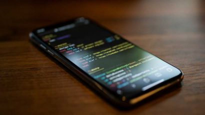 Código de creación y programación en un móvil