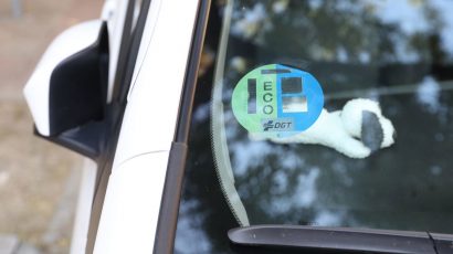 Etiqueta ECO de la DGT pegada en la luna de un coche.