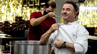 El chef Martín Berasategui dentro de una cocina.