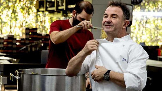 El chef Martín Berasategui dentro de una cocina.