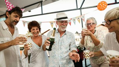 Un grupo de personas mayores celebrando un cumpleaños.