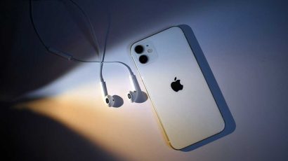 Un iPhone junto a unos auriculares para escuchar música