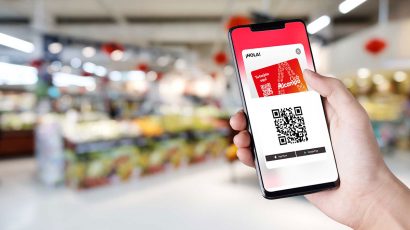 Un móvil con la app de Alcampo para hacer la compra online.