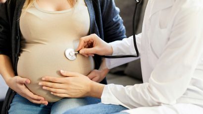Consulta médica embarazada