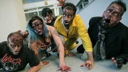 Un grupo de personas caracterizados como zombis en el evento Survival Zombie.