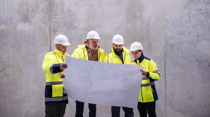 Un grupo de ingenieros consultando un plano.