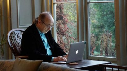 Una persona mayor realizando un trámite en el ordenador.